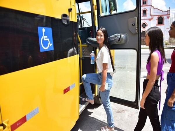 PREFEITURA DISPONIBILIZOU TRANSPORTE GRATUITO PARA O ALUNOS IREM FAZER AS PROVAS DO IFRN